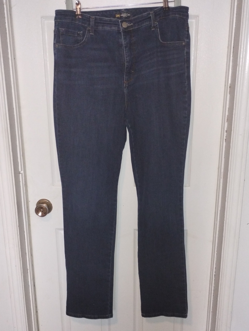 Lee Women's Dark Blue Straight Leg Jeans. 16L34inseam